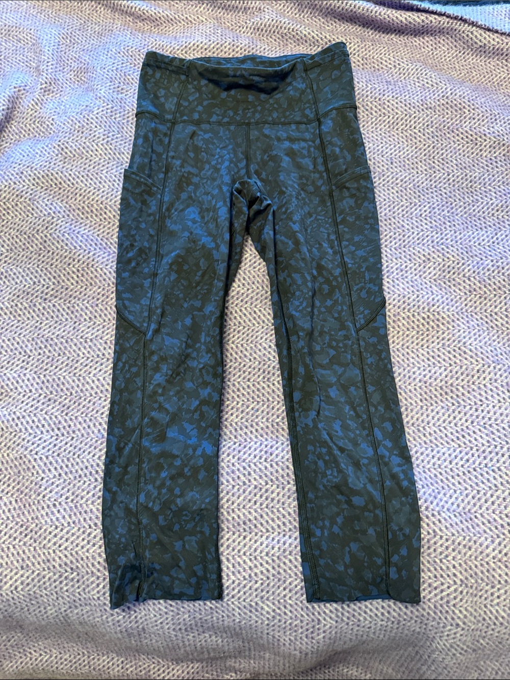 Lululemon women’s blue and black Black Patterned Active Leggings